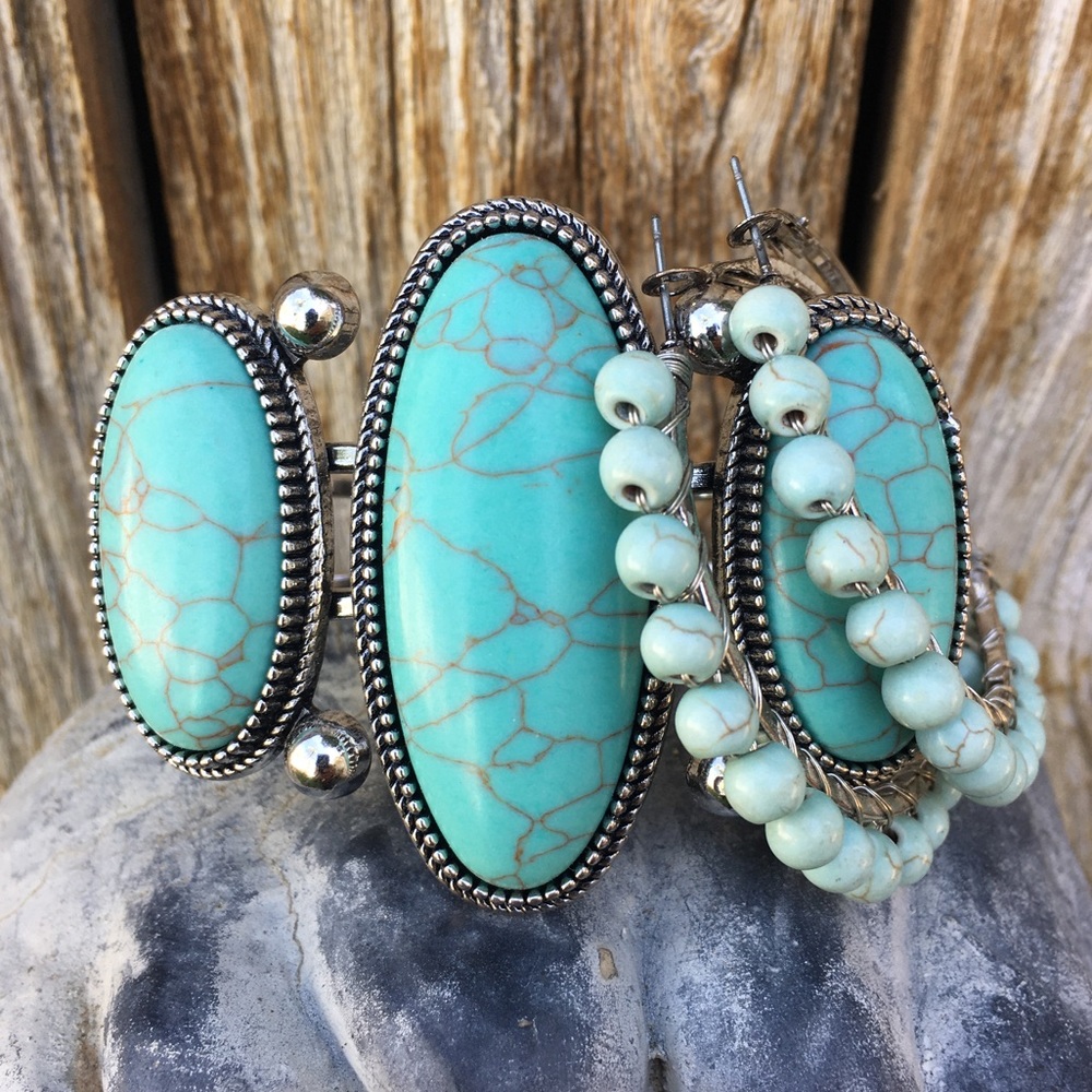 Turquoise Silver Hardware Bracelet & Earrings - Picture 4 of 11